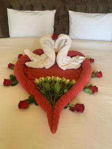 拉斯阿尔卡麦Private guest house in five stars resort的床上用毛巾制成的心