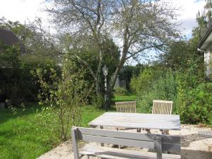 CaironMaison avec grand jardin pour 15 couchages en Normandie的花园里的野餐桌和两把椅子