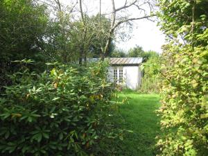 CaironMaison avec grand jardin pour 15 couchages en Normandie的花园,后方是一座小房子