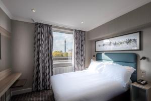 伦敦City Sleeper at Royal National Hotel的卧室设有一张白色大床和一扇窗户。