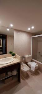 卡斯卡伊斯健康村公寓酒店的浴室配有盥洗盆、卫生间和浴缸。