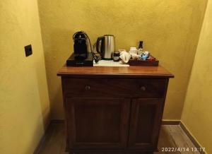 特雷伊索Le camere del Tiglio的木制梳妆台和咖啡机