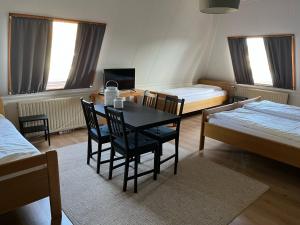 赫鲁斯贝克Hotel De Oude Molen的配有桌椅和两张床的房间