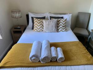 彭里斯The Globe Inn的床上铺着毛巾的床