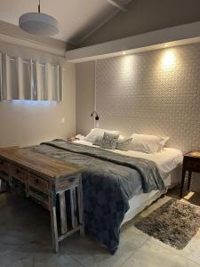 塞拉内格拉香格里拉望厦酒店的一间卧室配有一张大床和木桌