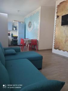 坎波马里诺Rosa dei Venti house的客厅配有蓝色的沙发和桌子