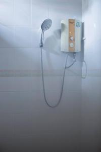 万象Mali Namphu Hotel的带淋浴喷头的浴室