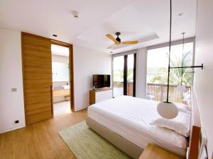 富国Phoenix Pool Villa Phu Quoc的一间卧室配有一张大床和吊扇