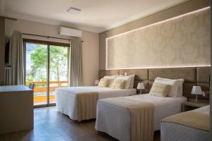 格拉玛多普萨达卡斯特酒店的酒店客房设有两张床和一个阳台。
