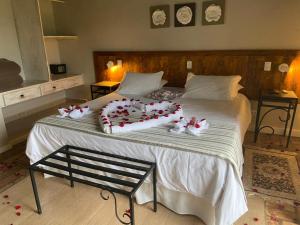 塞拉内格拉香格里拉望厦酒店的一间卧室,配有一张带泰迪熊的床