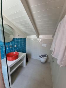 阿尔戈斯托利翁Julietta Suites的一间带红色盥洗盆和卫生间的浴室