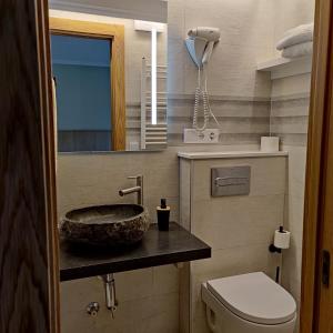 索特雷斯Treselcorral的一间带水槽、卫生间和镜子的浴室