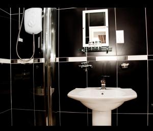 利物浦格鲁吉亚联排别墅酒店的黑色浴室设有水槽和镜子