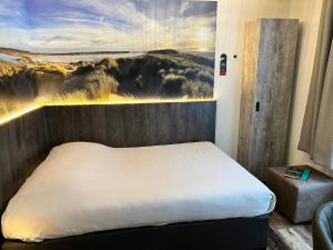 西泰尔斯海灵纳普酒店的一间卧室配有一张壁画床
