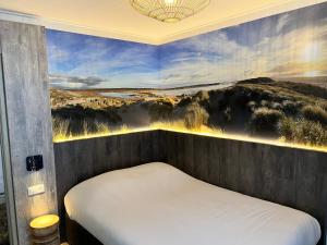 西泰尔斯海灵纳普酒店的一间卧室配有一张壁画床