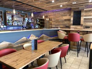 雷莱克斯HOTEL RESTAURANT LE CENTRE的餐厅拥有木墙和桌椅