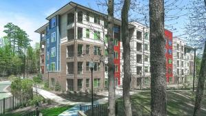 达拉姆Modish and Spacious Apartments at The Exchange on Erwin in Durham, North Carolina的公寓大楼设有红色的蓝色和白色窗户。
