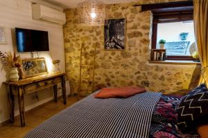 佩尼斯科拉迪奥斯埃斯特比恩酒店的一间卧室配有一张床、一张桌子和一台电视