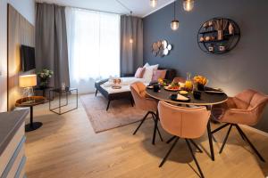 柏林Pure Berlin Apartments - Luxury at Pure Living in City Center的客厅配有桌子和沙发