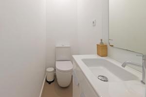 波尔图Apartamento da Musica - Boavista - OPENING的白色的浴室设有卫生间和水槽。