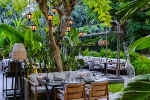 锡德Barut Hemera - Ultra All Inclusive的花园内带桌椅的餐厅
