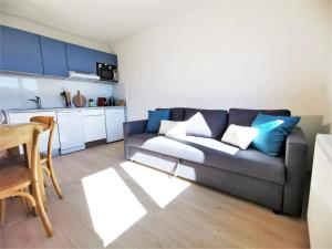 安锡L'ANNÉCIEN - Centre-ville Netflix Wifi Disney+的带沙发的客厅和厨房
