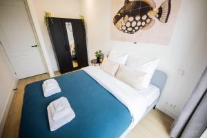 鹿特丹Cheerfully 1 Bedroom Serviced Apartment 52m2 -NB306C-的一间卧室配有一张带蓝色毯子的大床