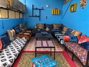 马拉喀什Hostel Kech Vibe的带沙发和桌子的客厅