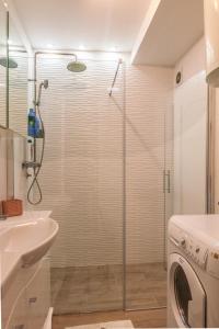 比耶利纳Apartman Jana的带淋浴和洗衣机的浴室