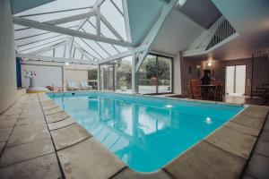 昂热Appartement de charme, Angers Belle-Beille的一座蓝色水的大型游泳池