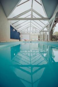昂热Appartement de charme, Angers Belle-Beille的大型游泳池设有大型天花板