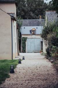 昂热Appartement de charme, Angers Belle-Beille的通往带蓝色门的车库的车道