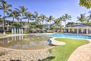 卡波雷Coastal Ko Olina Townhome - Walk to Beaches!的棕榈树环绕的度假村游泳池