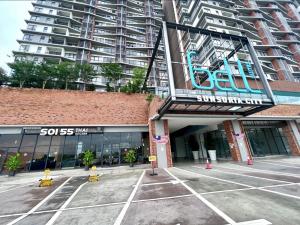 雪邦FREE PARKING # 2 Bed Family BellSuite - Sepang KLIA Kota Warisan的一个大楼前的一个空停车位