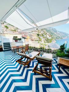波西塔诺Villa Diamond Luxury Suite的阳台配有桌椅,享有海景。