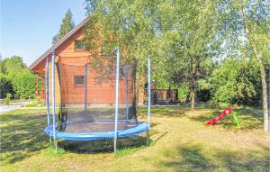皮什Awesome Home In Pisz With Outdoor Swimming Pool的房子旁边的院子内的游乐场