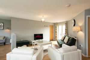 特伦特河畔伯顿Wyllie Mews的客厅配有白色家具和壁炉