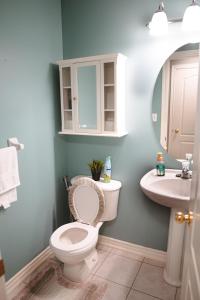 惠特比Whitby Private Rooms的一间带卫生间和水槽的浴室