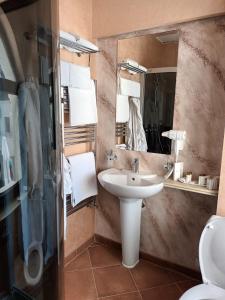 雅西Cardinale Resort的一间带水槽、镜子和卫生间的浴室