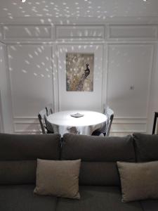 克拉约瓦Decebal Premium Confort的一间带桌子和沙发的用餐室
