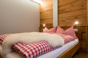 埃尔嫩Berghotel Chäserstatt的一间卧室配有红色和白色枕头的床