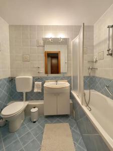 布加勒斯特Lovely & quiet 1-bedroom condo with free parking的浴室配有卫生间、盥洗盆和浴缸。