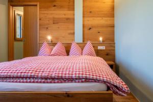 埃尔嫩Berghotel Chäserstatt的一间卧室配有红色和白色枕头的床