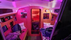 勒阿弗尔VOILIER AU SOLEIL LEVANT的粉红色的客房配有床和镜子