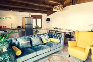 卡韦苏埃拉德尔瓦列Apartamentos en el Valle del Jerte Flores para Angela的一间带蓝色沙发的客厅和一间厨房
