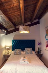 卡韦苏埃拉德尔瓦列Apartamentos en el Valle del Jerte Flores para Angela的一间卧室配有一张大床和蓝色床头板