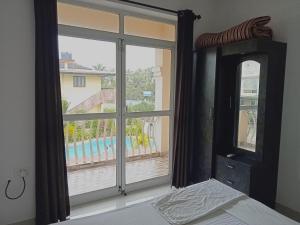 瓦尔恰Zalor Residency 2的一间卧室设有享有泳池景致的窗户