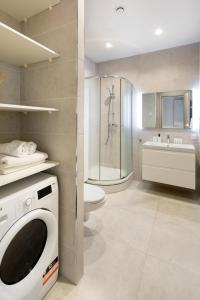 里加Riverside Design Apartment with underground private parking的一间带洗衣机和卫生间的浴室