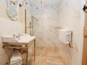 韦姆Abbey Green Farm的白色的浴室设有水槽和淋浴。