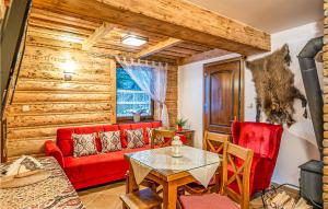 考斯赛力克Butorowy Wierch的客厅配有红色的沙发和桌子